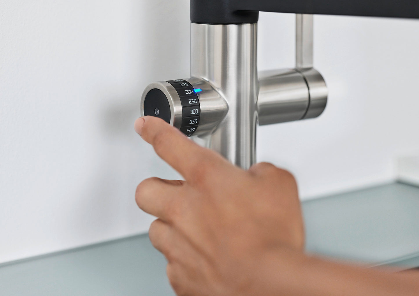 BLANCO Evol-S Pro Filter close up on tap control lever to adjust water settings