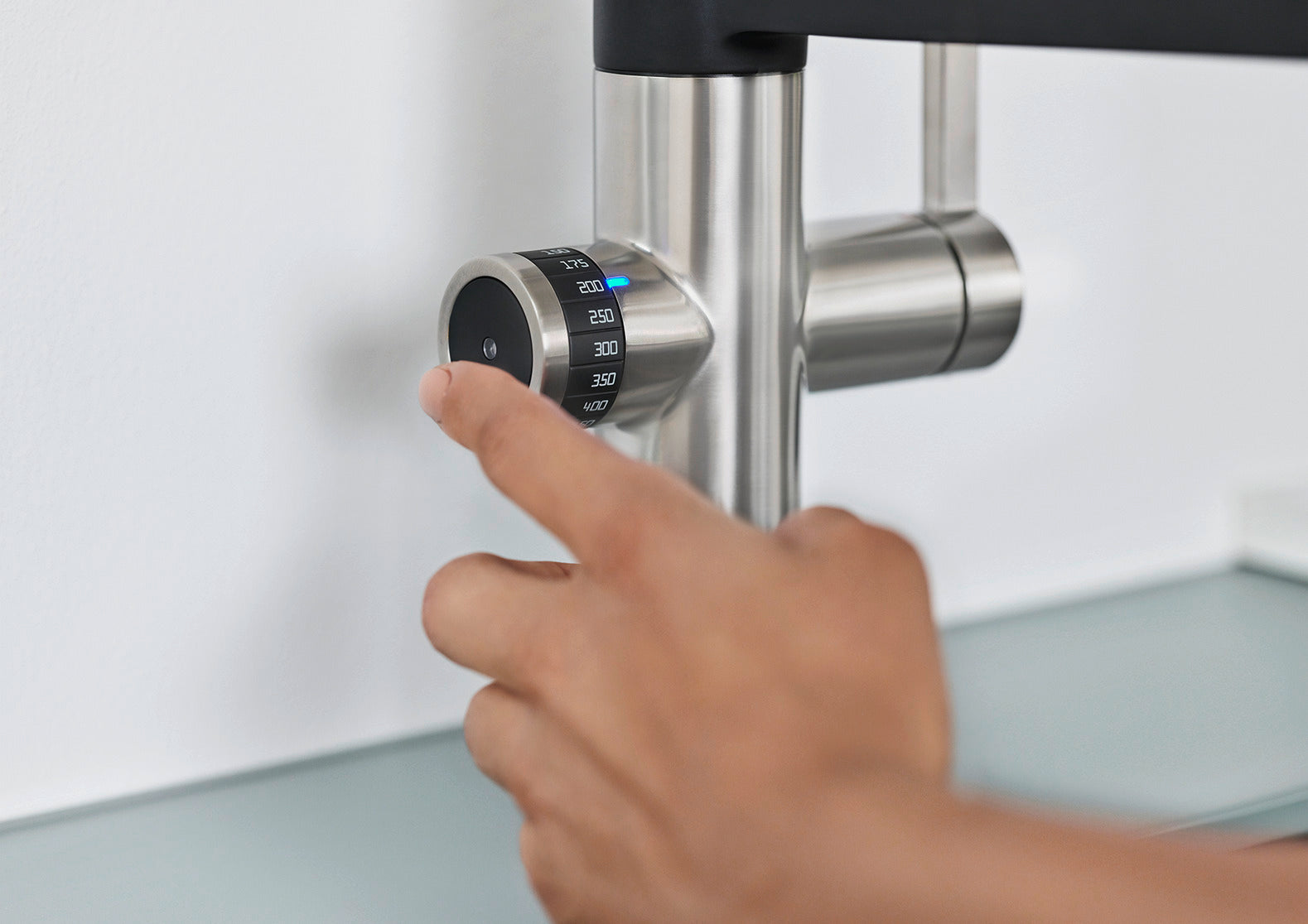 BLANCO Evol-S Pro Filter close up on tap control lever to adjust water settings